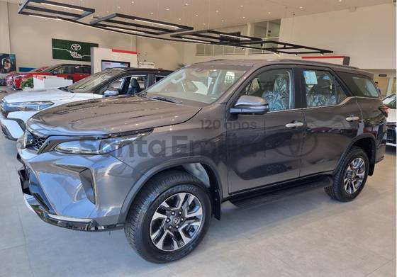 TOYOTA HILUX SW4 2.8 D-4D TURBO DIESEL SRX PLATINUM 7L 4X4 AUTOMÁTICO TOYOTA HILUX SW4 2.8 D-4D TURBO DIESEL SRX PLATINUM 7L 4X4 AUTOMÁTICO